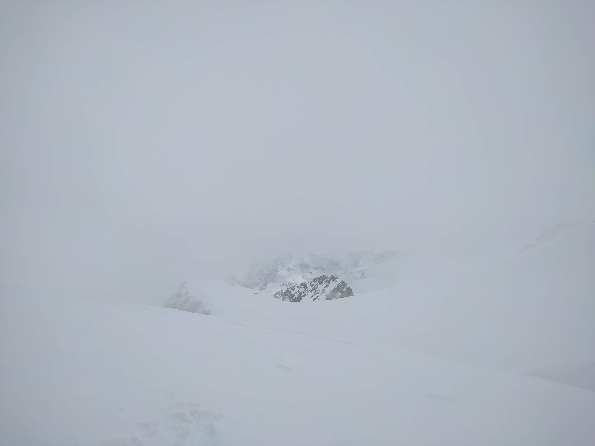 S'orienter en jour blanc : techniques de navigation sans visibilité en montagne